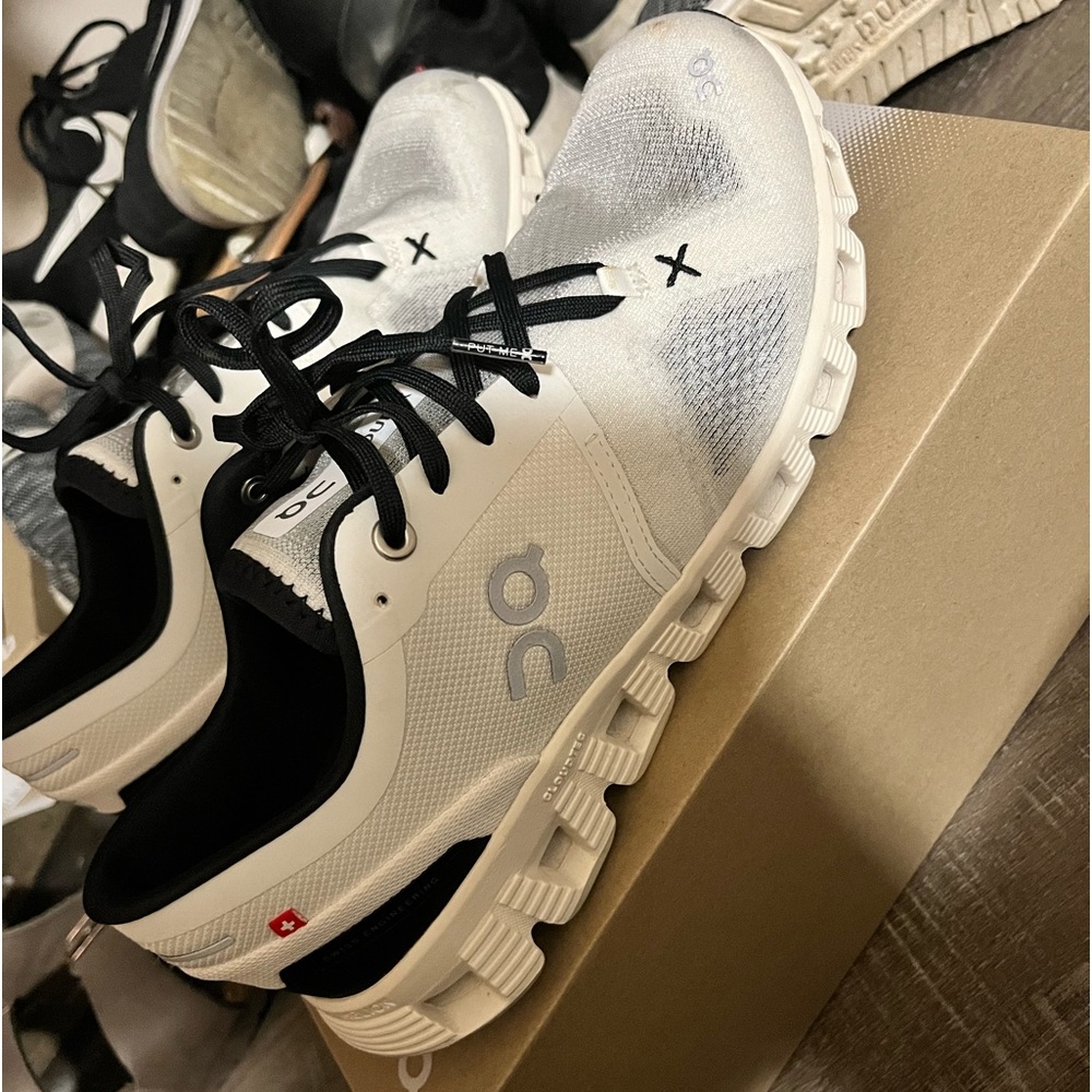 ONCLOUD WOMENS SHOES SIZE 9